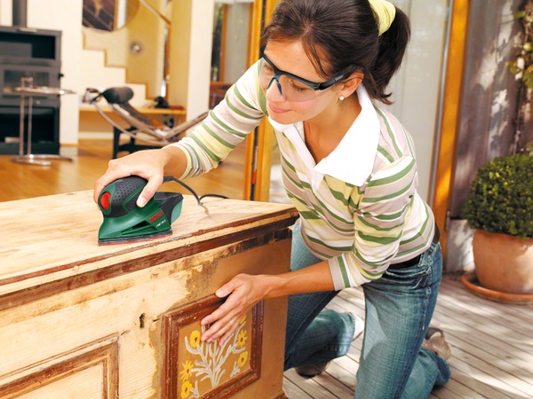 Comment poncer un meuble en bois